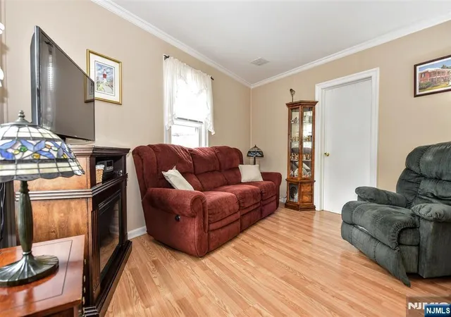 Photo 4 of Sale Pending at 7 Lafayette Pl, Waldwick, NJ 07463 | MLS# 26026976 | Listing updated on 2026-09-11