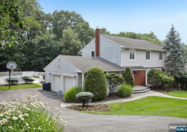 Photo 3 of Single family home for sale at 26 Almroth Dr, Wayne, NJ 07470 | MLS# 26027021 | Listing updated on 2026-09-14
