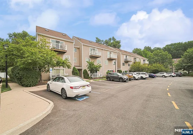 2nd image of 59 Presidential Dr, Englewood, NJ 07631