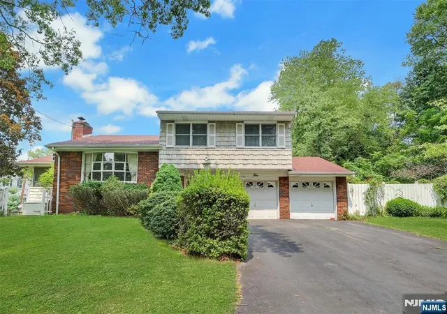 Photo 1 of Sale Pending at 2 Waldron Pl, Closter, NJ 07624 | MLS# 26027120 | Listing updated on 2026-09-17