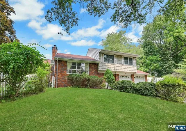 Photo 2 of Sale Pending at 2 Waldron Pl, Closter, NJ 07624 | MLS# 26027120 | Listing updated on 2026-09-17