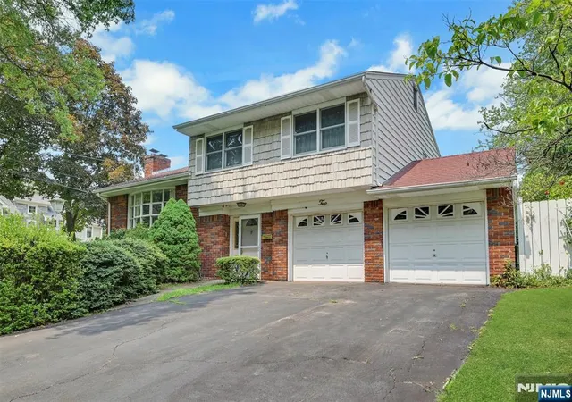 Photo 3 of Sale Pending at 2 Waldron Pl, Closter, NJ 07624 | MLS# 26027120 | Listing updated on 2026-09-17