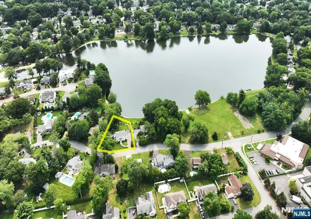 3rd image of 237 Woodfield Rd, Twp Of Washington, NJ 07676 | MLS# 26027130