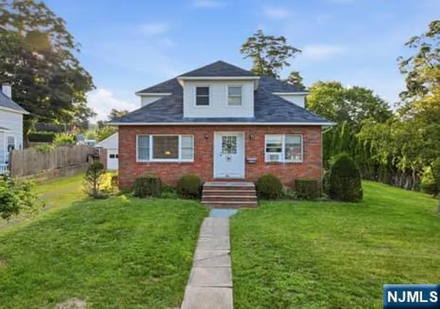 Photo 2 of Single family home for sale at 309 Erie Ave, Midland Park, NJ 07432 | MLS# 26027152 | Listing updated on 2026-09-04