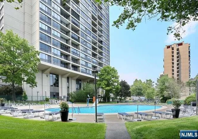 2nd image of 2 Horizon, Fort Lee, NJ 07024