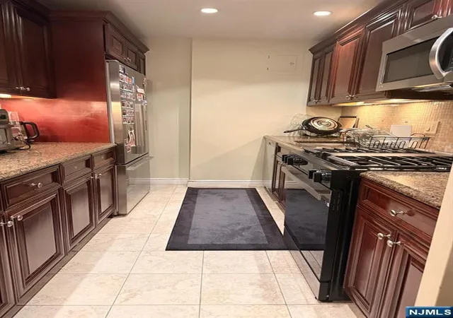 Photo 3 of Condo for sale at 2 Horizon #628, Fort Lee, NJ 07024 | MLS# 26027157 | Listing updated on 2026-07-27