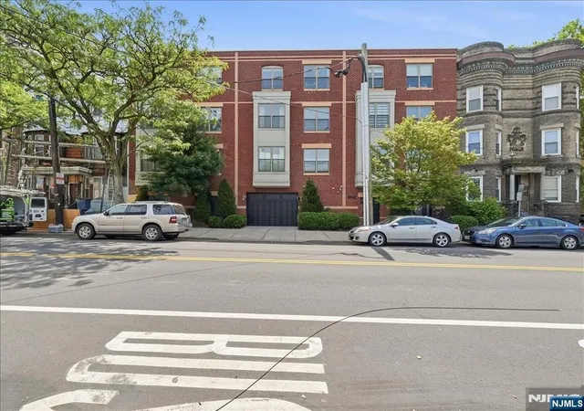 2nd image of 302 Palisade Ave, Jersey City, NJ 07307