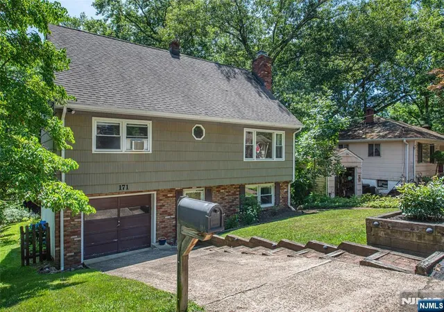 Photo 3 of Sale Pending at 171 Skyline Lake Dr, Ringwood, NJ 07456 | MLS# 26027301 | Listing updated on 2026-09-01