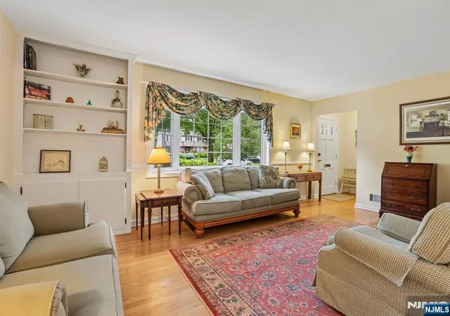 3rd image of 364 Northern Pkwy, Ridgewood, NJ 07450 | MLS# 26027306