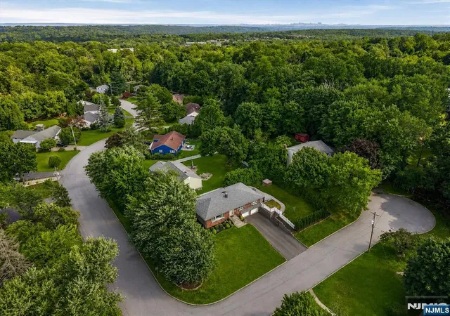 2nd image of 2 Hillview Pl, Ramsey, NJ 07446 | MLS# 26027317