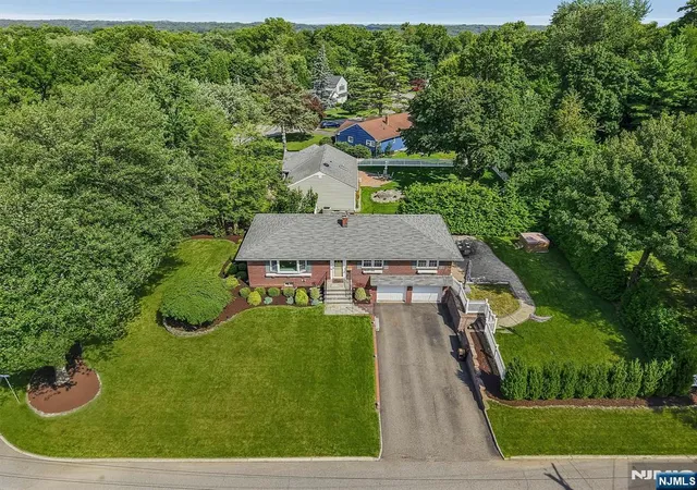 Photo 3 of Sale Pending at 2 Hillview Pl, Ramsey, NJ 07446 | MLS# 26027317 | Listing updated on 2026-08-11