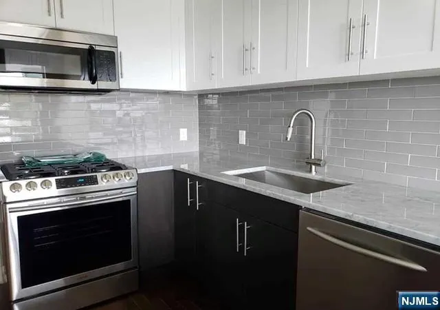 Listing Photo 4 - Condo for sale in building located at 1026 Hudson Park, Edgewater, NJ 07020 - Unit #1026