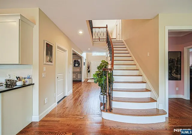 Photo 4 of Single family home for sale at 290 Mccloud Dr, Fort Lee, NJ 07024 | MLS# 26027413 | Listing updated on 2026-09-12