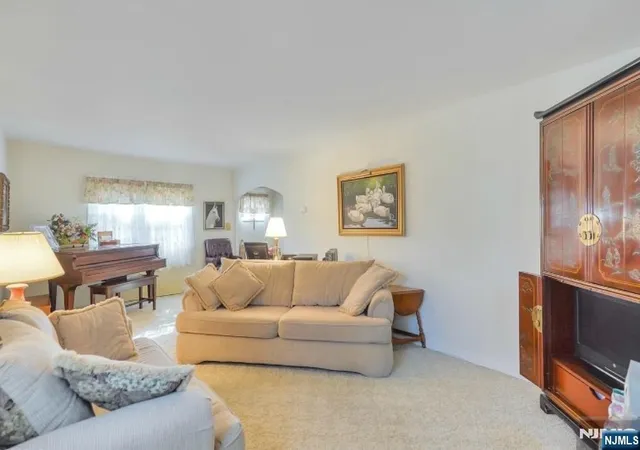 3rd image of 899 Green Pond Rd, Rockaway, NJ 07866 | MLS# 26027458