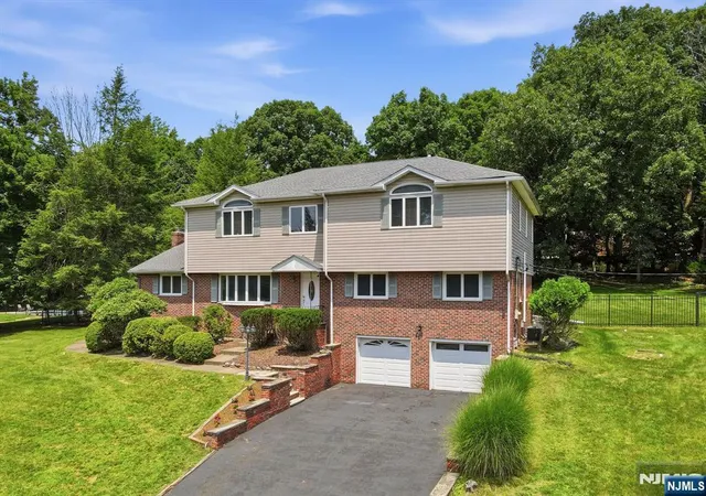 Photo 1 of Sale Pending at 39 Fox Hl Rd, Upper Saddle River, NJ 07458 | MLS# 26027533 | Listing updated on 2026-08-06