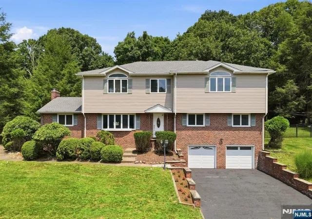 Photo 2 of Sale Pending at 39 Fox Hl Rd, Upper Saddle River, NJ 07458 | MLS# 26027533 | Listing updated on 2026-08-06