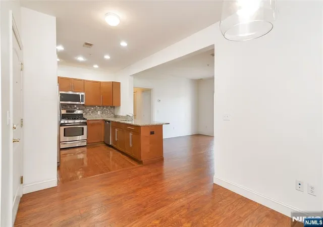 4th image of 3203 Windsor Park Ct, Englewood, NJ 07631