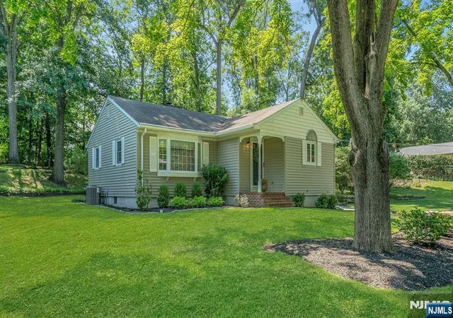 Photo 3 of Sale Pending at 21 Hickory Dr, Oakland, NJ 07436 | MLS# 26027553 | Listing updated on 2026-08-06