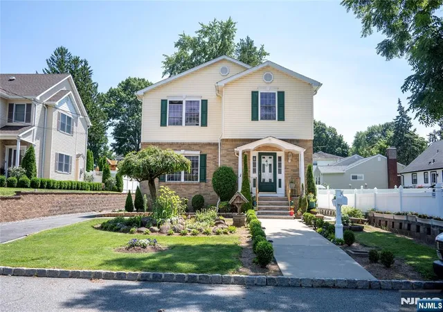 Photo 1 of Single family home for sale at 40 Oaktree Ln, Bloomfield, NJ 07003 | MLS# 26027709 | Listing updated on 2026-09-19