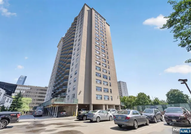 3rd image of 2077 Ctr Ave, Fort Lee, NJ 07024