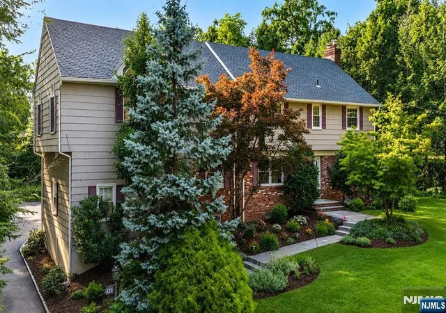 2nd image of 122 Crest Rd, Ridgewood, NJ 07450 | MLS# 26027791