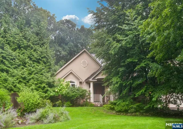 2nd image of 922 Hilltop Ter, Franklin Lakes, NJ 07417 | MLS# 26027936