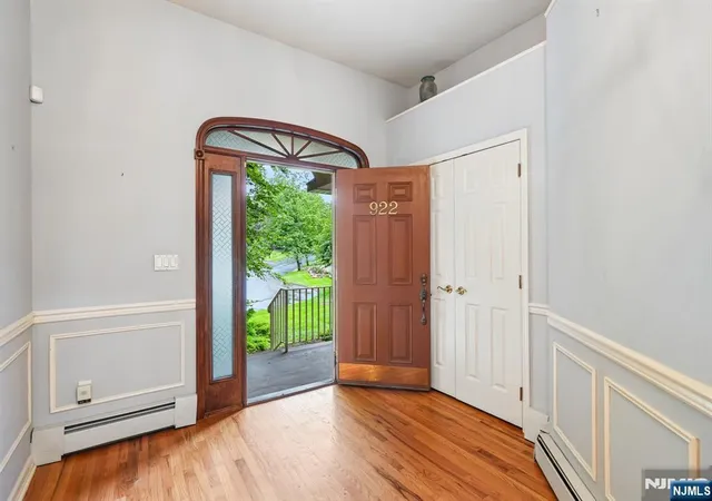 3rd image of 922 Hilltop Ter, Franklin Lakes, NJ 07417 | MLS# 26027936