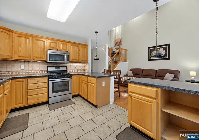 5th image of 22 Pond Hollow Dr, Jefferson Township, NJ 07438 | MLS# 26028072