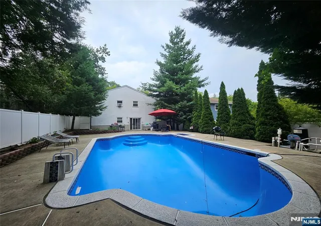 Photo 2 of Single family home for sale at 197 Harrison St, Leonia, NJ 07605 | MLS# 26028163 | Listing updated on 2026-08-19