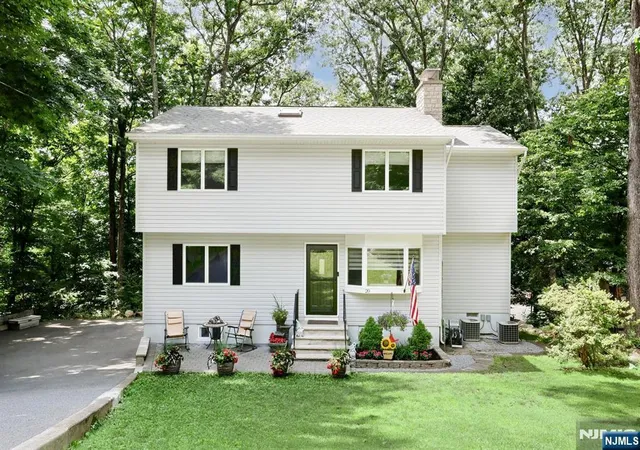 Photo 1 of Sale Pending at 20 Linnea Pl, Ringwood, NJ 07456 | MLS# 26028266 | Listing updated on 2026-08-22