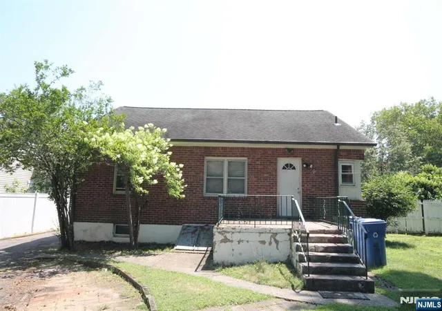 Photo 4 of Sale Pending at 142 Orange St, Englewood, NJ 07631 | MLS# 26028285 | Listing updated on 2026-10-02