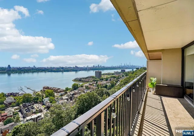 Photo 4 of House for sale at 3 Horizon Rd #1015, Fort Lee, NJ 07024 | MLS# 26028341 | Listing updated on 2026-08-24