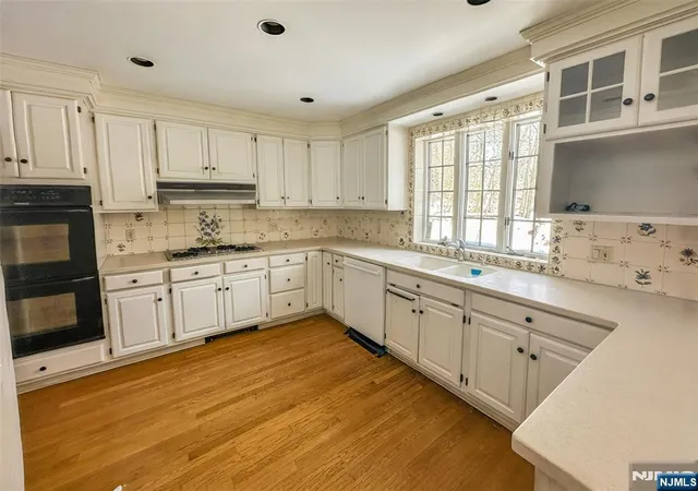 Photo 3 of Single family home for sale at 112 Oxford Pl, Glen Rock, NJ 07452 | MLS# 26028384 | Listing updated on 2026-08-25