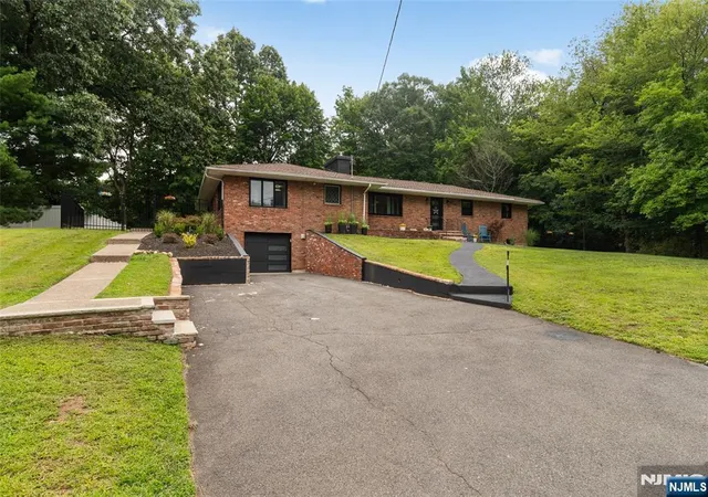 2nd image of 49 Dogwood Dr, Oakland, NJ 07436 | MLS# 26028444