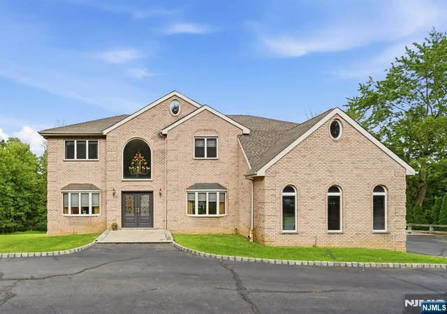 Photo 1 of Single family home for sale at 27 Sparrowbush Rd, Mahwah, NJ 07430 | MLS# 26028473 | Listing updated on 2026-08-01