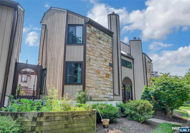 2nd image of 13 Delbarton Ct, Washington Township (1438), NJ 07840 | MLS# 26028491