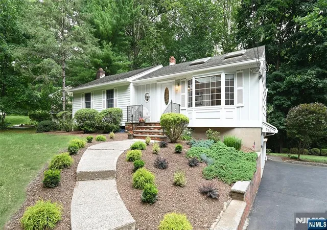 3rd image of 756 Sunset Ter, Franklin Lakes, NJ 07417 | MLS# 26028500