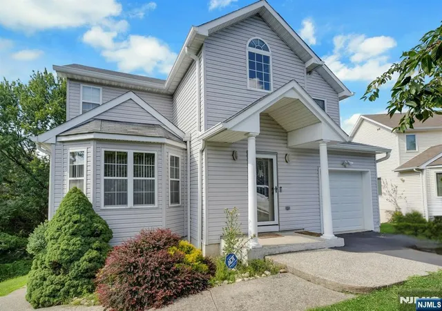 Photo 2 of Single family home for sale at 14 Summit Ct, Hackensack, NJ 07601 | MLS# 26028538 | Listing updated on 2026-08-16
