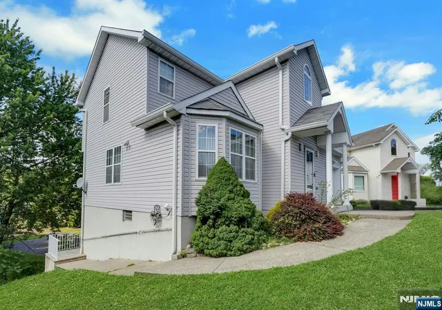 Photo 3 of Single family home for sale at 14 Summit Ct, Hackensack, NJ 07601 | MLS# 26028538 | Listing updated on 2026-08-16