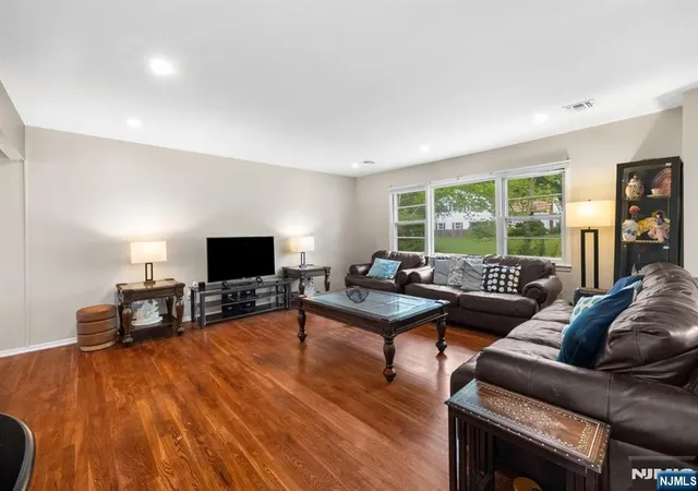 Photo 4 of Sale Pending at 5 Rockaway Pl, Par Troy Hills Twp., NJ 07054 | MLS# 26028586 | Listing updated on 2026-08-15