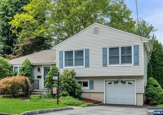 Photo 3 of Sale Pending at 10 Overlook Ave, Emerson, NJ 07630 | MLS# 26028712 | Listing updated on 2026-09-06