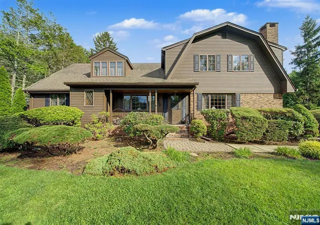 Single family home for sale at 812 Mountain Ave, Wyckoff, NJ 07481 | MLS# 26028747