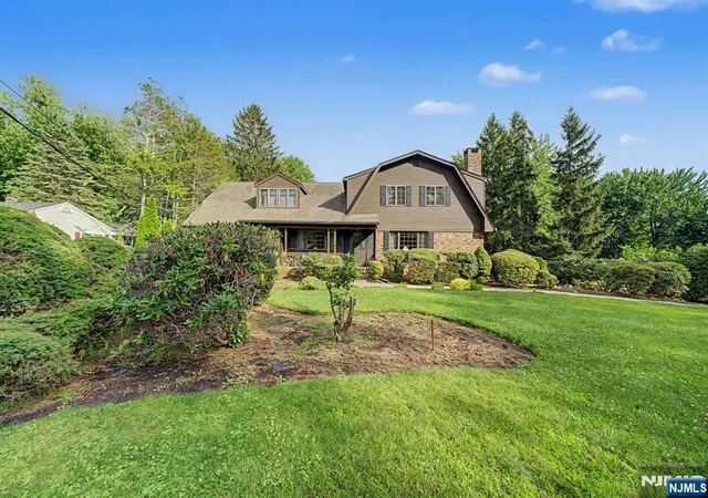 Photo 2 of Single family home for sale at 812 Mountain Ave, Wyckoff, NJ 07481 | MLS# 26028747 | Listing updated on 2026-08-10