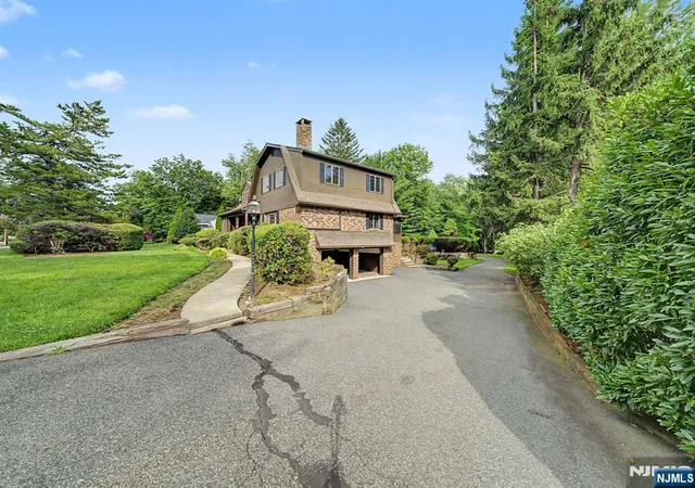Photo 3 of Single family home for sale at 812 Mountain Ave, Wyckoff, NJ 07481 | MLS# 26028747 | Listing updated on 2026-08-10