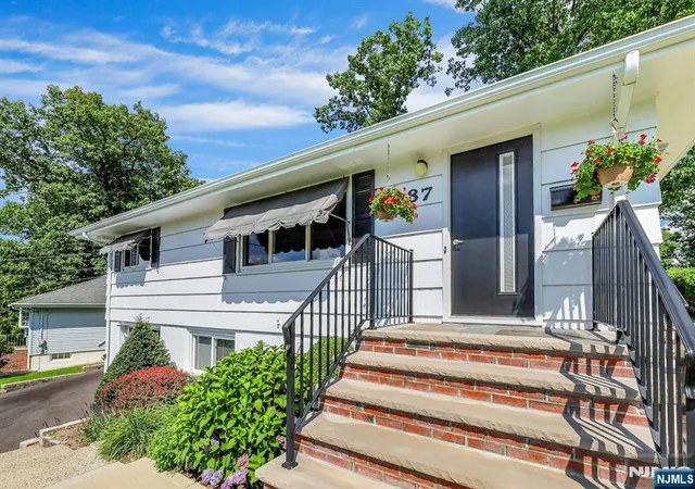 2nd image of 37 Hilltop Ter, Bloomingdale, NJ 07403 | MLS# 26028800