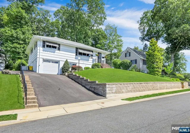 22nd image of 37 Hilltop Ter, Bloomingdale, NJ 07403 | MLS# 26028800