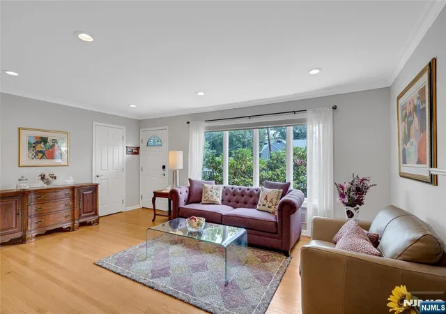 4th image of 98 Walnut St, Oakland, NJ 07436 | MLS# 26028821