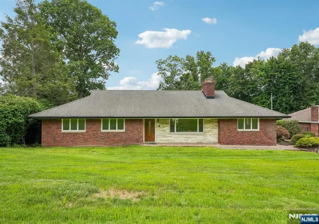 Photo 2 of Sale Pending at 31 Surrey Dr, Wayne, NJ 07470 | MLS# 26029038 | Listing updated on 2026-08-15
