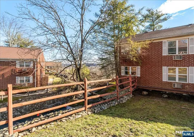 Listing Photo 4 - Condo for sale in building located at 100 Pierson Miller Dr, Pompton Lakes, NJ 07442 - Unit #F32
