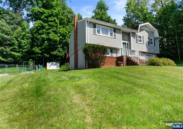 Photo 3 of Sale Pending at 17 Stafford Dr, Wanaque, NJ 07465 | MLS# 26029104 | Listing updated on 2026-08-31